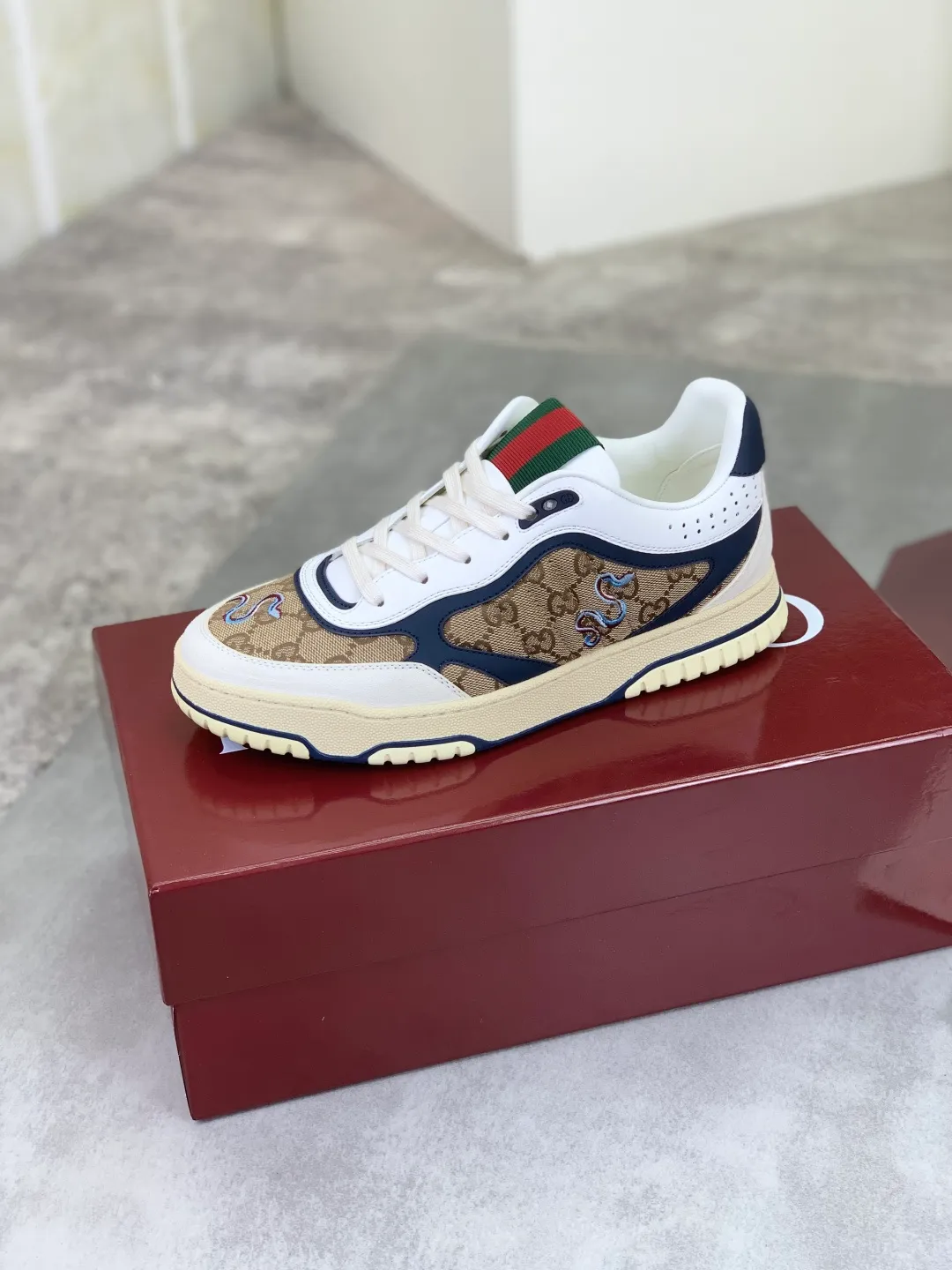 Men's men's shoes 💰P620 new style 🐍🐍🐍 Gucci Gucci couple 🧑‍🤝‍🧑 autumn and winter low-end catwalk casual sneakers, top version! The oil edge craftsmanship is reproduced one to one. New model for early spring, creating a perfect style, cool and sassy, ​​c-position fashionable wear, classic shoe style with retro and futuristic feel, showing exquisite texture! Open mold to customize high-density outsole. Comes fully packaged. Size: Female 35-40 Male 39-45 Fabric: Imported calfskin punching Lining: Imported original sheepskin lining
